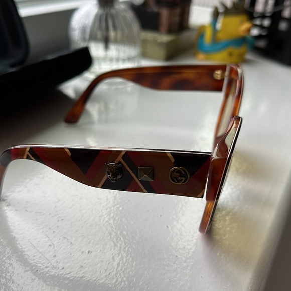 Authentic Gucci sunglasses in great shape! Includes the original case - Picture 4 of 10
